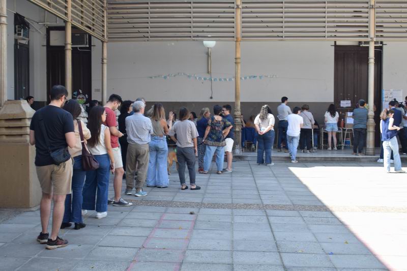 Elecciones con masiva participación, casi 60 boletas y fiscalización múltiple