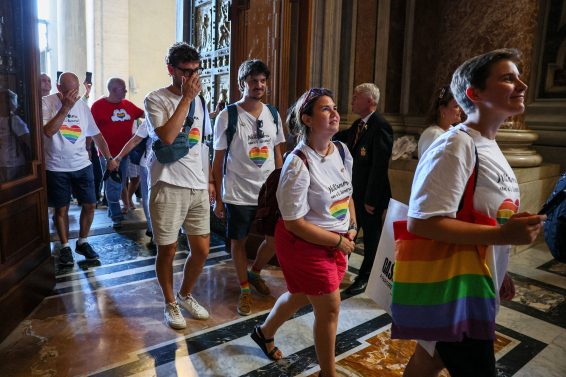 Por primera vez, católicos Lgtbiq+ pasan la Puerta Santa de San Pedro