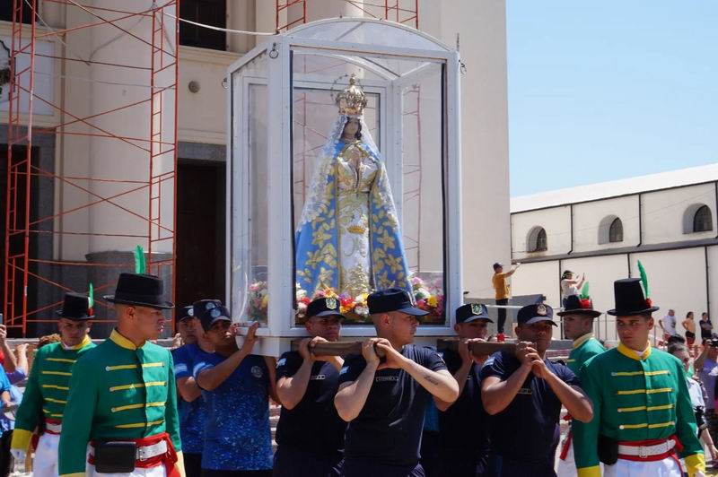 Gracias, deseos, la vida entera ante, más que la Patrona, la propia Madre