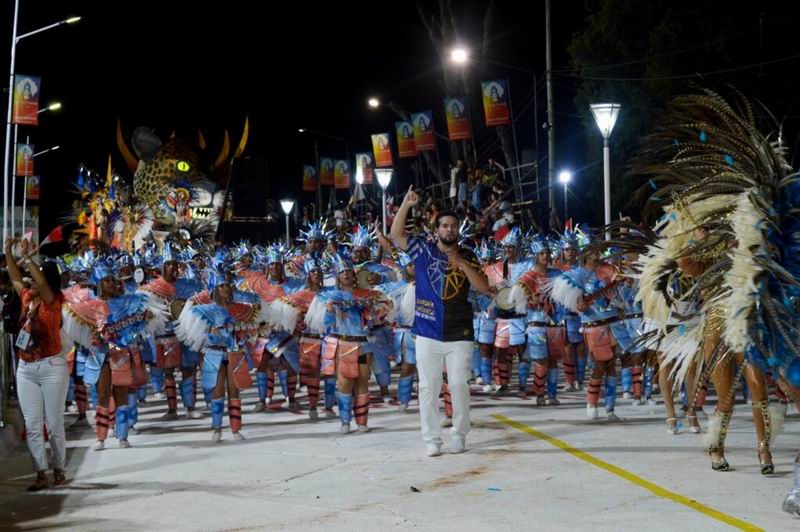 El carnaval del ritmo y la alegría, a la espera de un milagro económico