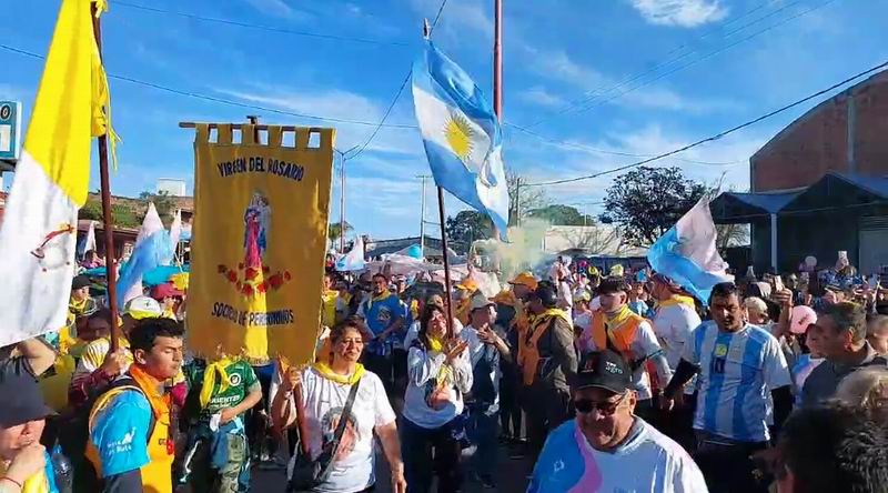 La devoción ofrenda rosas a la Virgen