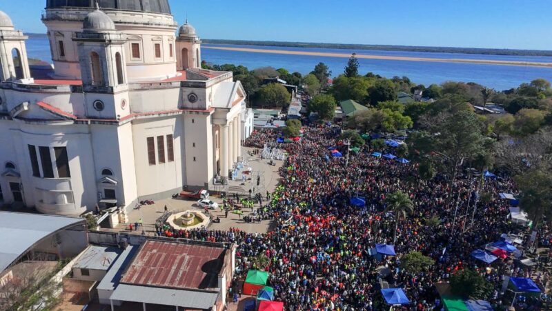 «Itatí no se explica, se camina»: más de 200 mil jóvenes desafiaron la lluvia para venerar a María