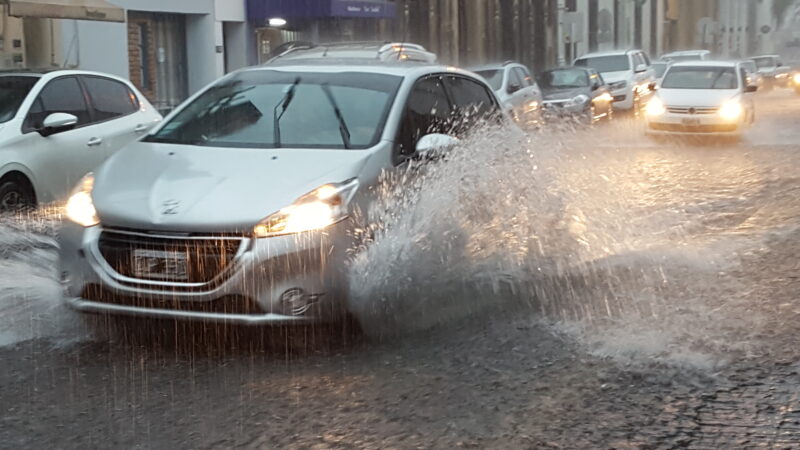 Corrientes con alerta amarilla y naranja por tormentas fuertes