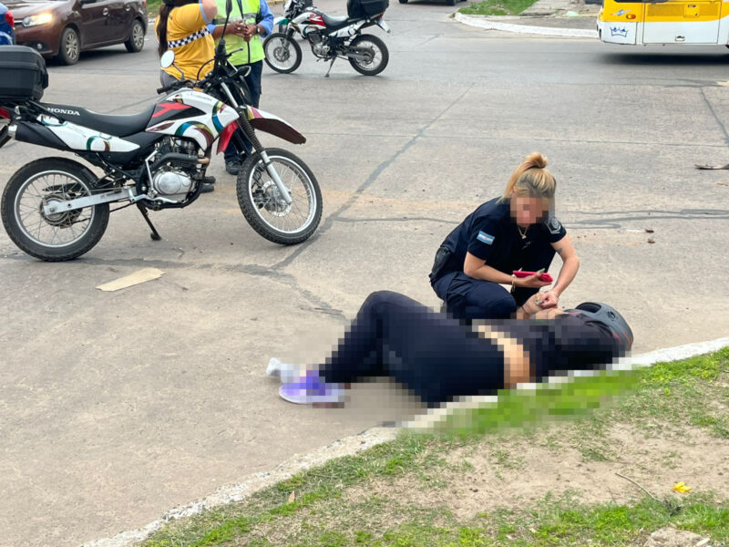 Capital: buscan a un automovilista que se dio a la fuga tras chocar a una motociclista