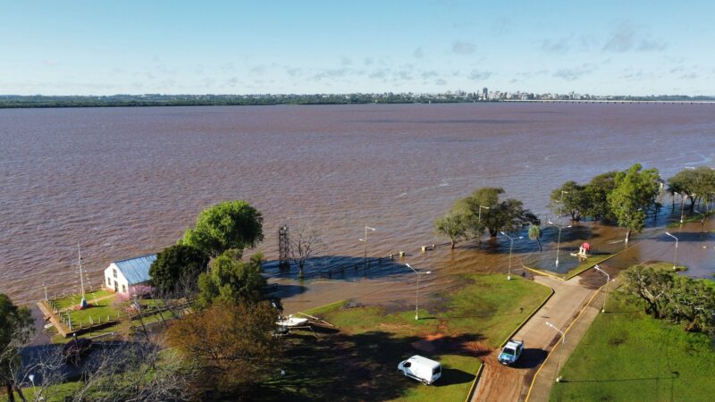 Paso de los Libres: el río Uruguay avanzó sobre la costanera y fue cerrada al tránsito