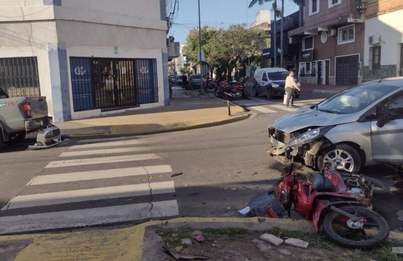 Demoras en el microcentro por un fuerte choque entre un auto y una moto