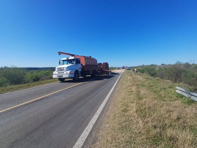 Camión volcó 28.000 kilos de alimento balanceado en la Ruta 119