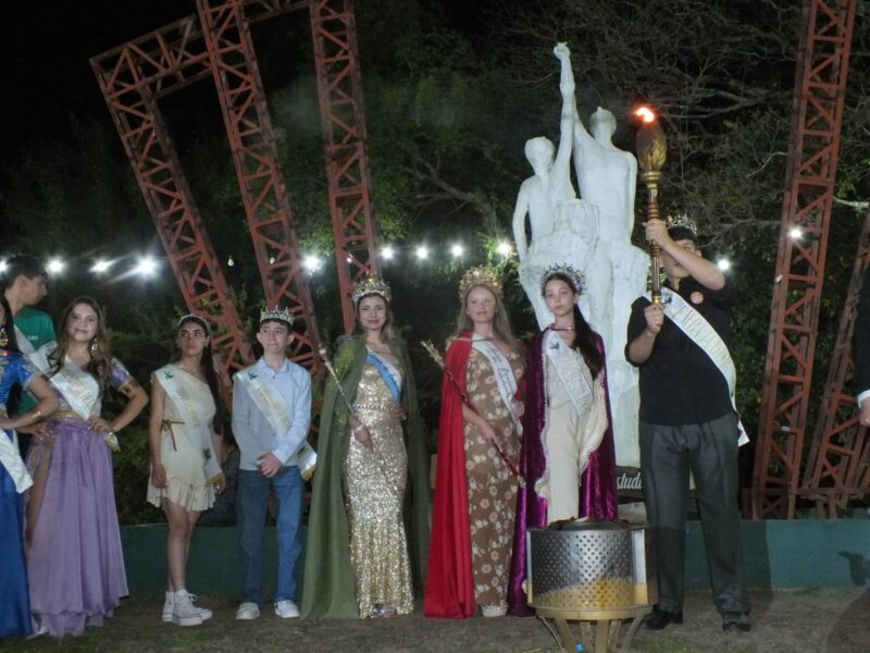 Comenzó la Fiesta provincial de los Estudiantes con el tradicional ingreso de antorcha