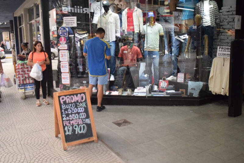 Los comercios no abrirán el lunes y piden adelantar las compras