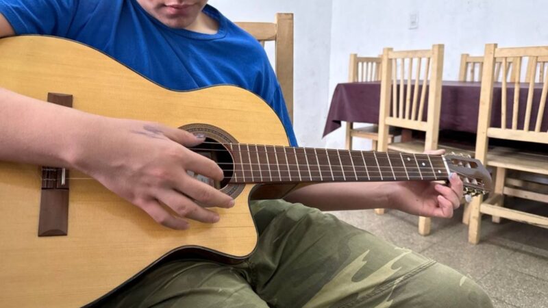 Leo: 14 años, una guitarra y el anhelo de encontrar una familia