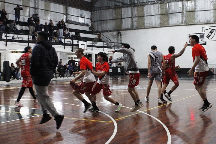 Córdoba frenó a Pingüinos, el “santo” de Monte Caseros no afloja y primera alegría de El Tala