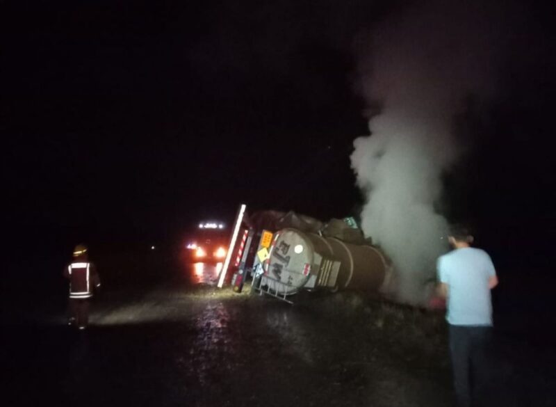 Volcó un camión cisterna sobre la Ruta Nacional 14