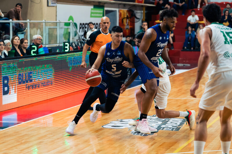 Regatas estrenó localía con un buen triunfo sobre Atenas