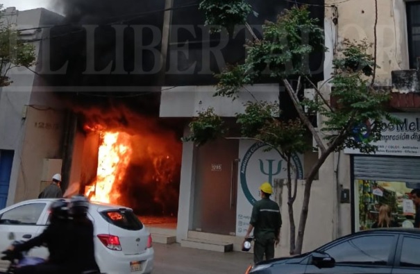 Susto por un incendio en un edificio céntrico de la Capital