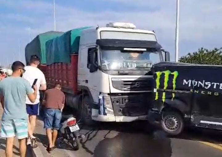 Quién es y qué sucedió con el chofer del camión que generó el choque en el puente