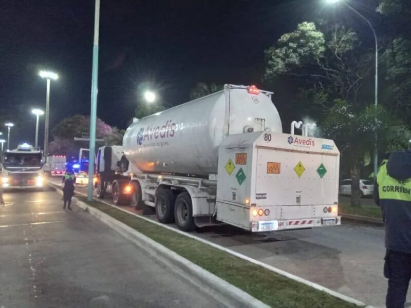 Camión sufrió pérdidas de peligrosa carga en avenida 3 de Abril
