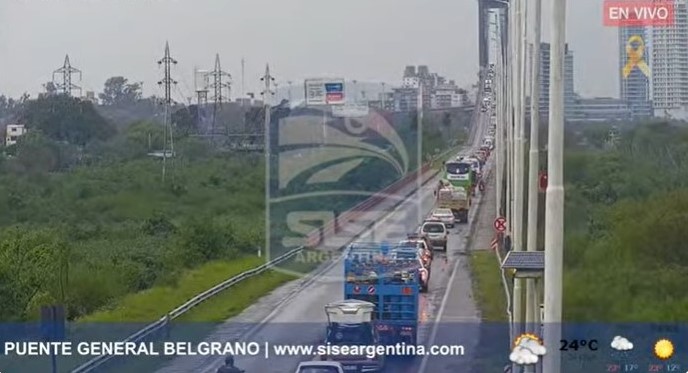 Demoras en el puente y la rotonda por la masiva movilización de jóvenes a Itatí