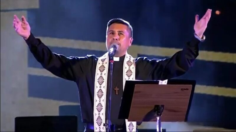 Video: el emotivo homenaje de un sacerdote y cantor al Chamamé