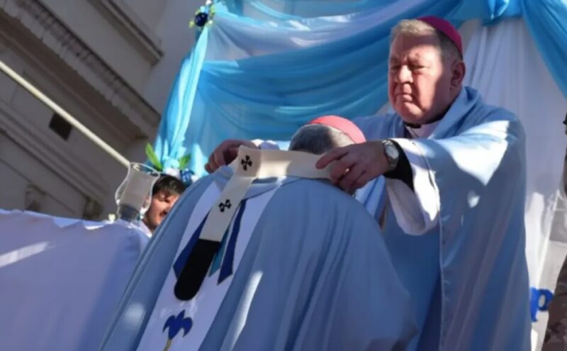 Histórica ceremonia en Corrientes: Monseñor Larregain recibió el Palio Arzobispal