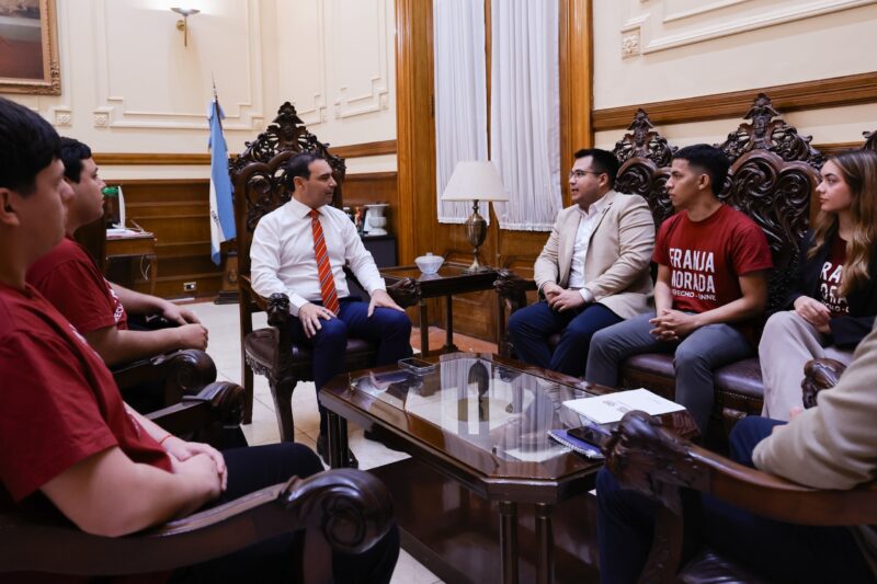 Valdés recibió a estudiantes previo a la Marcha Federal Universitaria