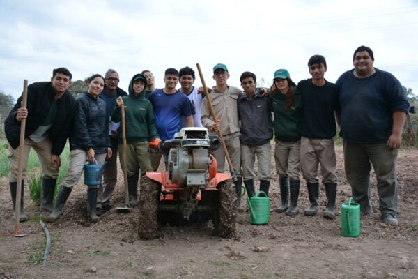 Jóvenes de Eragia crearon una huerta para una escuela en El Impenetrable