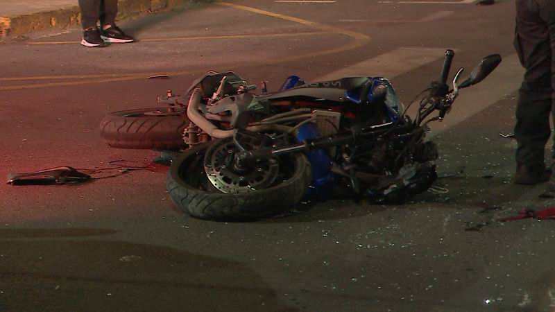 Conductor se desvaneció, perdió el control de la moto, despistó y murió