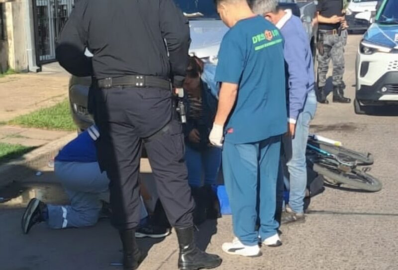 Una ciclista fue hospitalizada: la tocó un colectivo y cayó frente a un auto