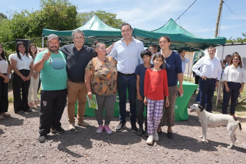 Valdés entregó 10 viviendas del programa «Oñondivé» en Goya