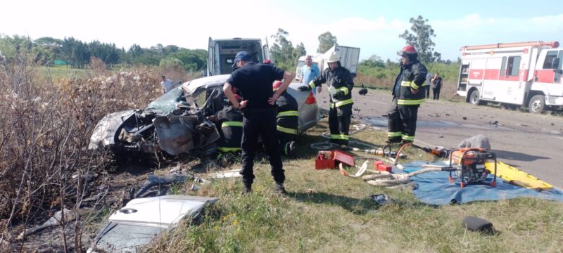 Impactante choque frontal entre un auto y un camión en Ruta 12