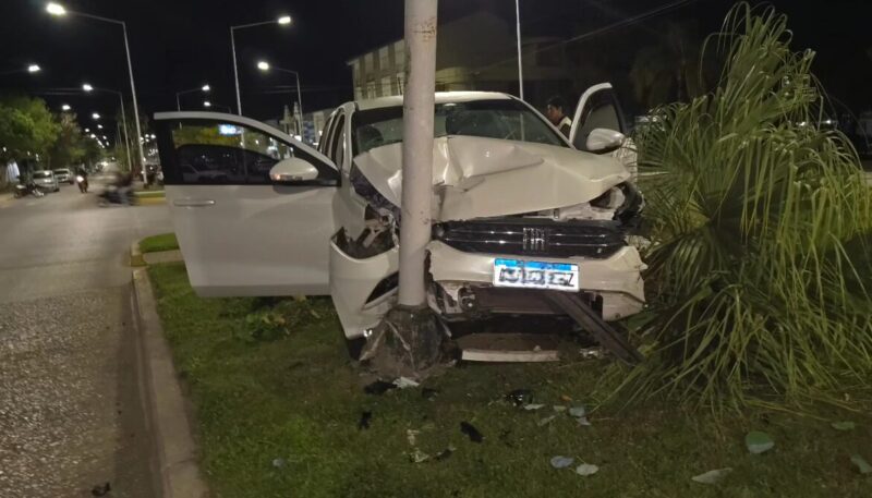 Monte Caseros: perdió el control del volante y se estrelló contra una columna