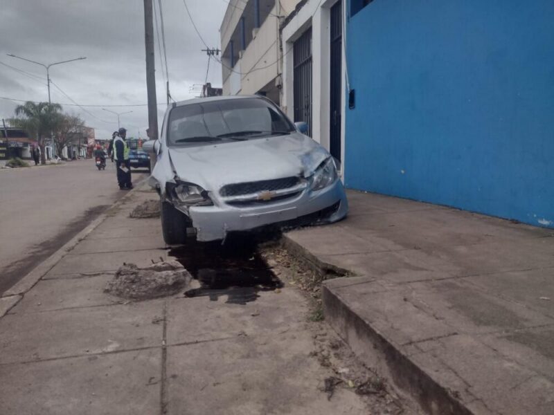 ¡De milagro!: se durmió, atravesó una avenida de lado a lado y terminó en la vereda
