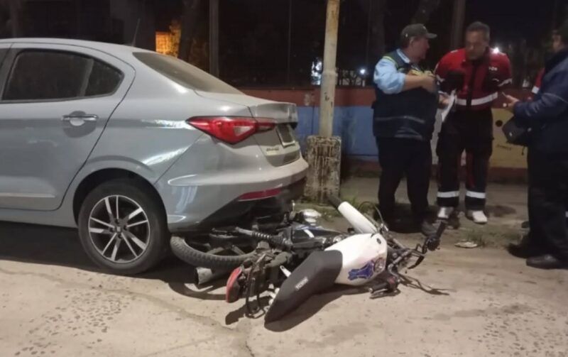 Conductor se fugó tras un choque: dejó un herido y una moto robada