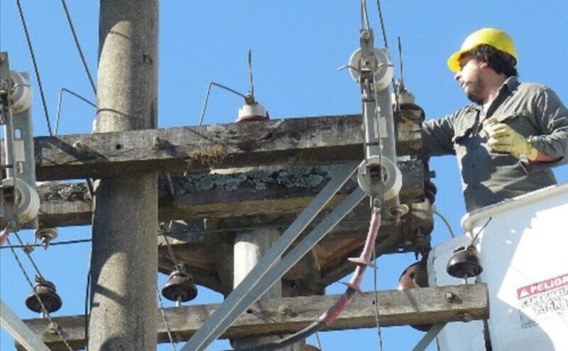 Un operario fue agregido mientras realizaba un corte de luz