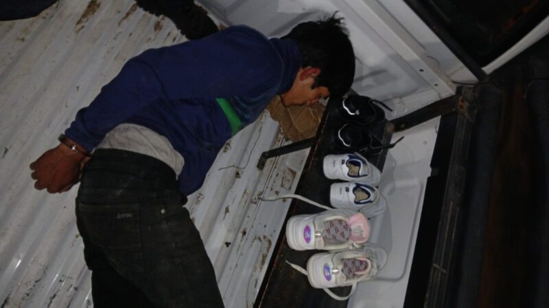 Cayó un ladrón filmado robando tres pares de zapatillas