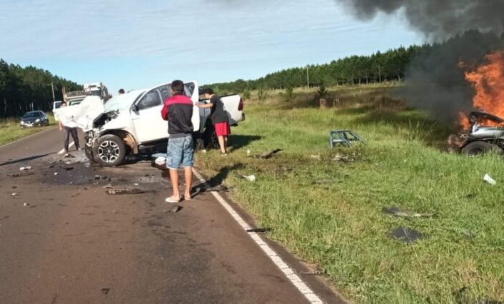 Choque frontal en la ruta 12 dejó cuatro muertos, dos de ellos calcinados y un herido