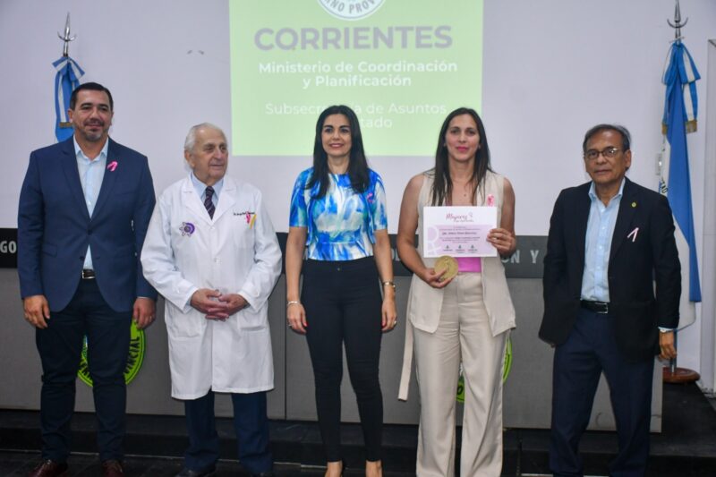 Entregaron reconocimientos por la lucha contra el cáncer de mama