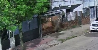 Escaló una reja para robar y lo captaron las cámaras