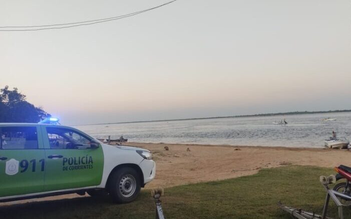 Policía que disfrutaba de su descanso en la playa logró rescatar a un hombre del río