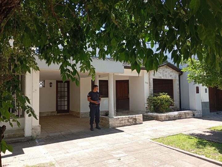 Robaron una casa y amordazaron con una almohada a la dueña