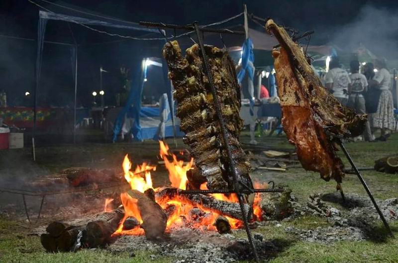 Los parrilleros se preparan para el premio al mejor asado criollo