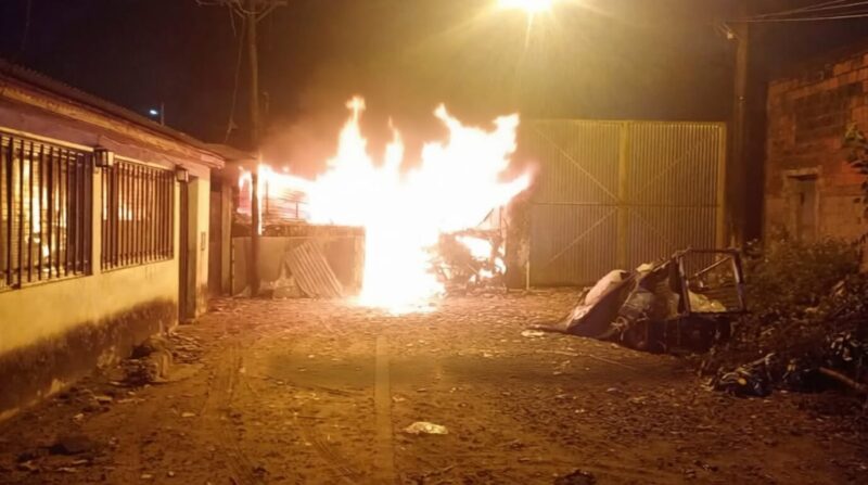 Incendio destruyó por completo una casa y un auto en Corrientes