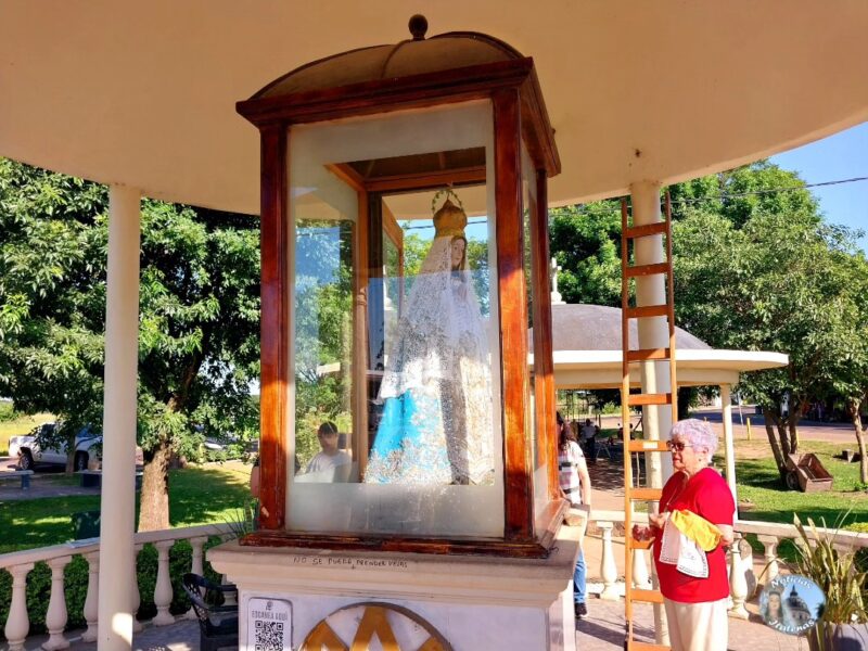 En víspera de la fiesta de Itatí, las imágenes del empalme y el atajo lucen nuevos vestuarios