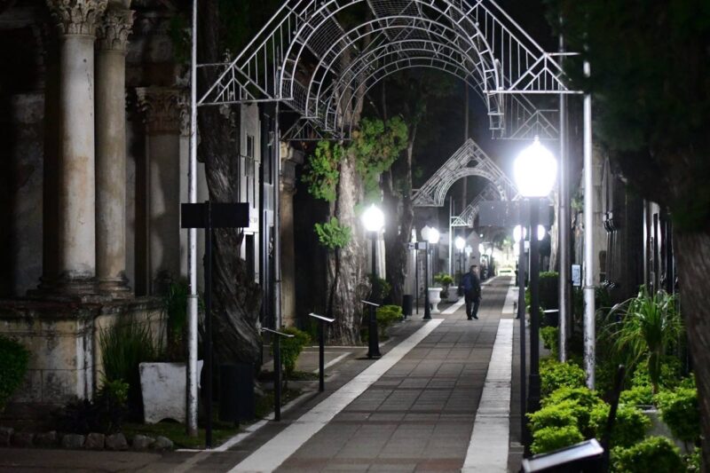 Profanador de cementerios: lo agarraron in fraganti en vísperas del Día de los difuntos