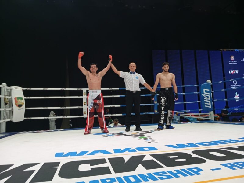 Primer paso ganador de Leo Corrales en el Mundial de Kickboxing