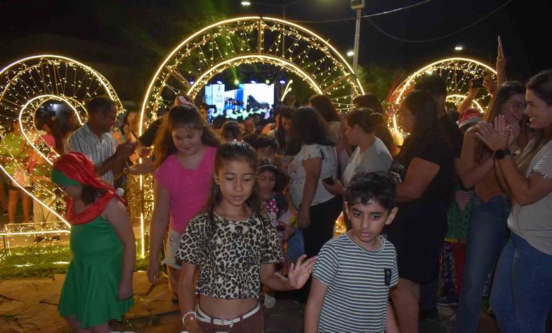La plazoleta del Papa se iluminó y ya irradia espíritu navideño para todos