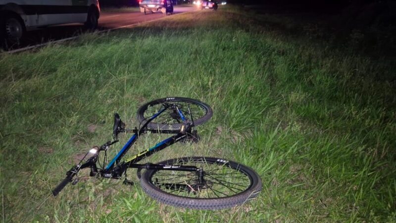 Esquina: buscan a motociclista que atropelló a ciclista en la ruta 12