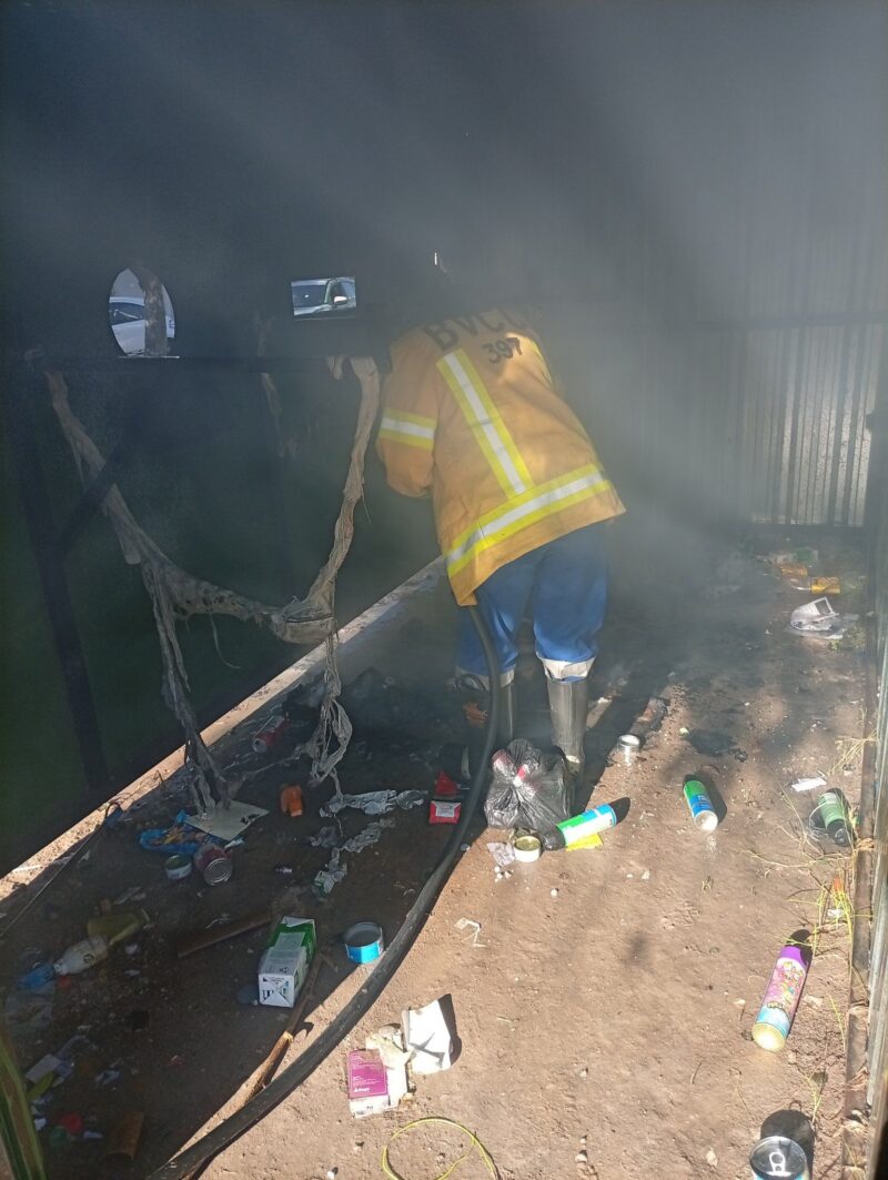 Prendieron fuego un punto verte en la plazoleta Belgrano