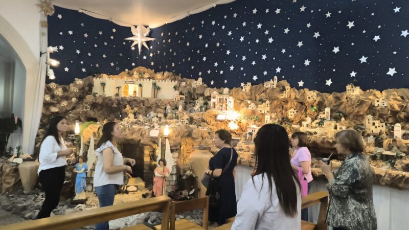 Una parroquia creó el pesebre artesanal más grande y espectacular de Corrientes
