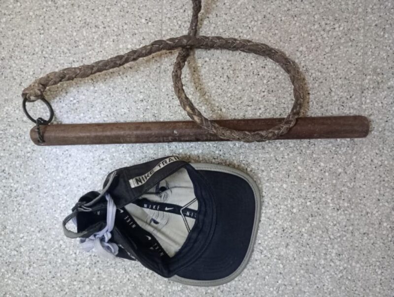 A chicotazos: dos jóvenes se pelearon en la calle y los policías tuvieron que separarlos