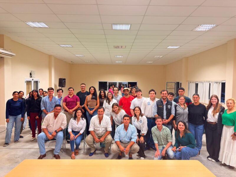 Integrantes de la Sociedad Rural recibió a jóvenes del Ateneo de Corrientes